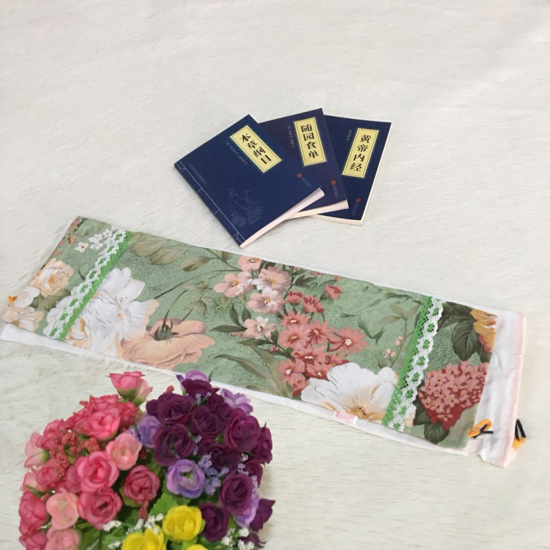 Cervikalni jastuk kružnog oblika, od staroga grubog platna, punjen heljdom, uključuje navlaku za jastuk i unutarnju navlaku