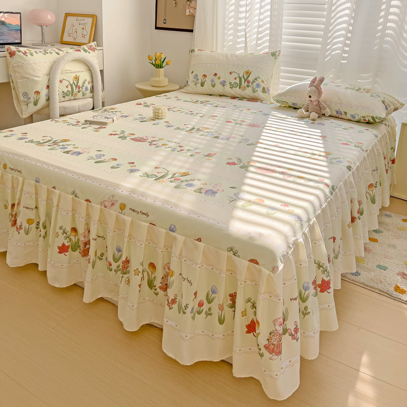 Háromrészes ágytakaró készlet: ágytakaró (szoknya), ágyneműhuzat és matracvédő, virágos mintázat, kémiai rost, sima szövés, reaktív nyomtatás és festés, modern minimalista stílus.