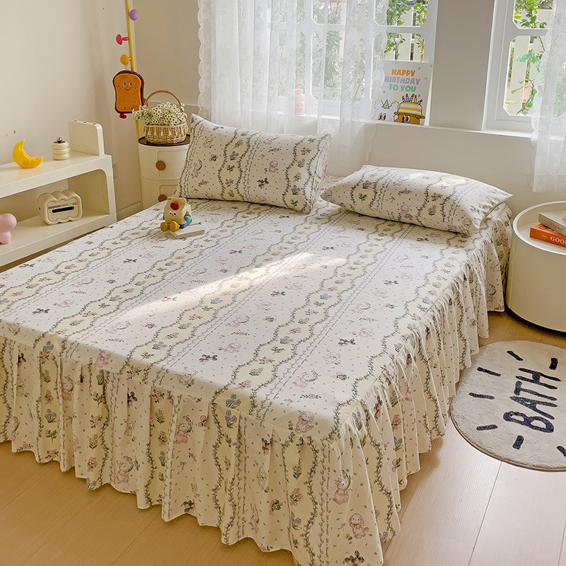 Háromrészes ágytakaró készlet: ágytakaró (szoknya), ágyneműhuzat és matracvédő, virágos mintázat, kémiai rost, sima szövés, reaktív nyomtatás és festés, modern minimalista stílus.