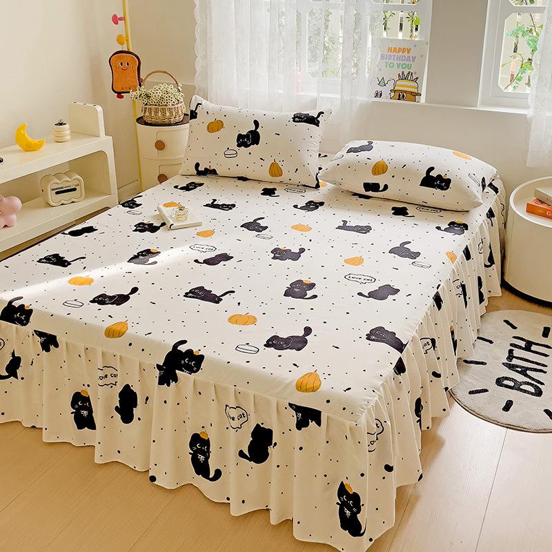 Háromrészes ágytakaró készlet: ágytakaró (szoknya), ágyneműhuzat és matracvédő, virágos mintázat, kémiai rost, sima szövés, reaktív nyomtatás és festés, modern minimalista stílus.