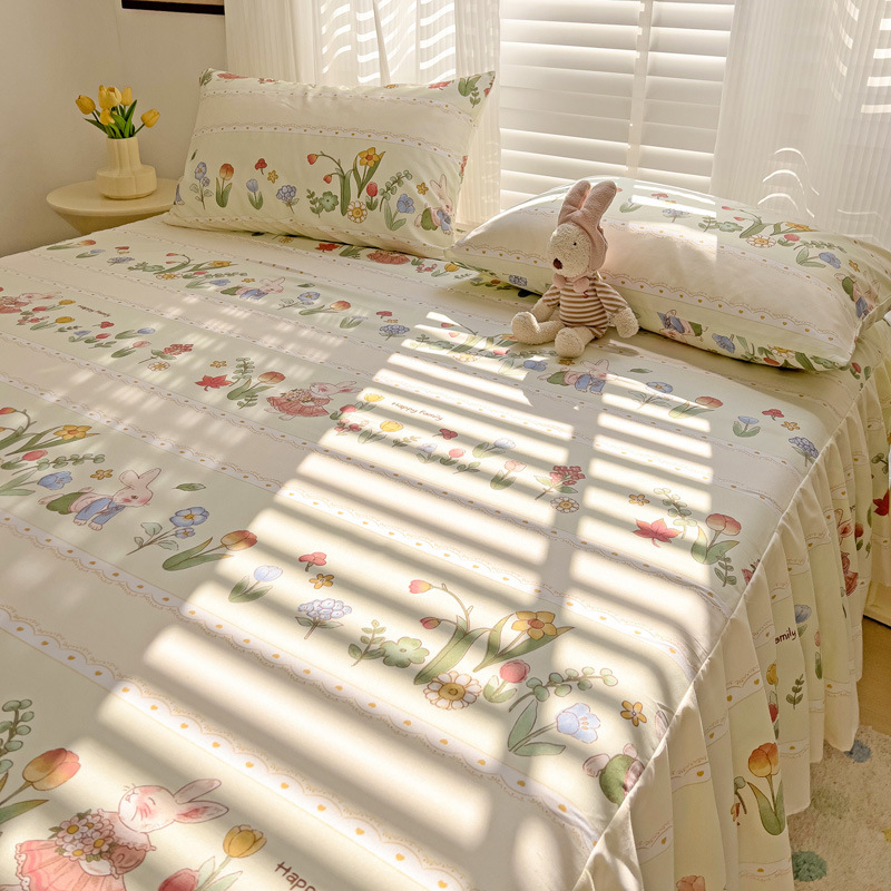 Háromrészes ágytakaró készlet: ágytakaró (szoknya), ágyneműhuzat és matracvédő, virágos mintázat, kémiai rost, sima szövés, reaktív nyomtatás és festés, modern minimalista stílus.