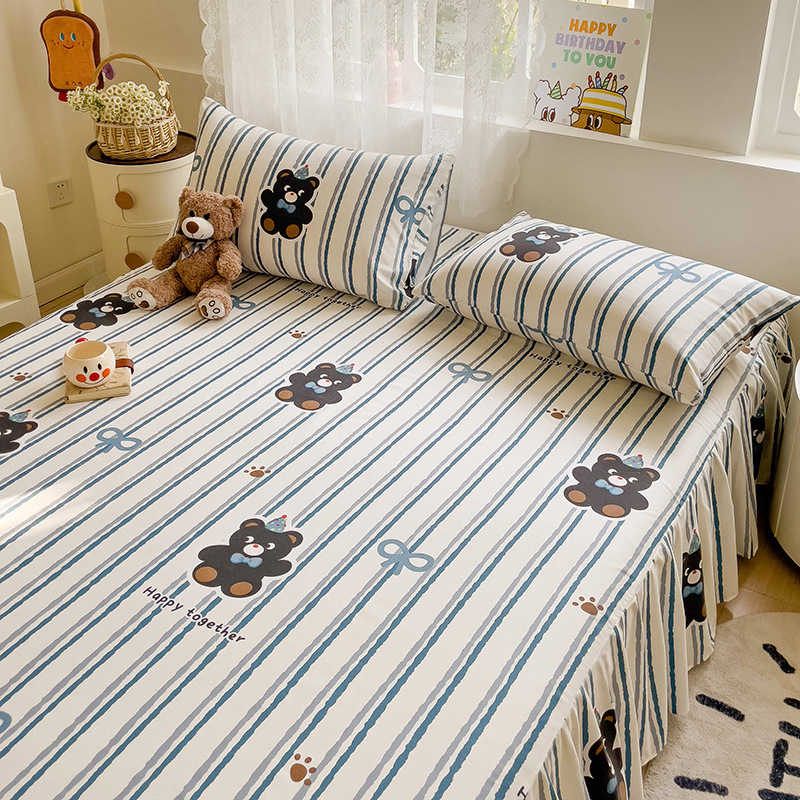 Háromrészes ágytakaró készlet: ágytakaró (szoknya), ágyneműhuzat és matracvédő, virágos mintázat, kémiai rost, sima szövés, reaktív nyomtatás és festés, modern minimalista stílus.