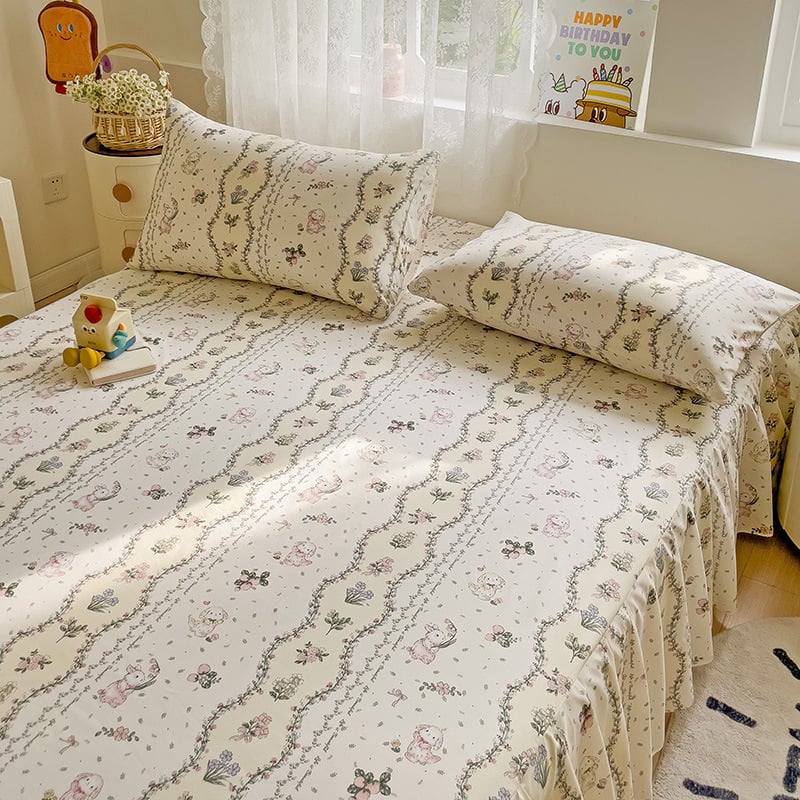 Háromrészes ágytakaró készlet: ágytakaró (szoknya), ágyneműhuzat és matracvédő, virágos mintázat, kémiai rost, sima szövés, reaktív nyomtatás és festés, modern minimalista stílus.