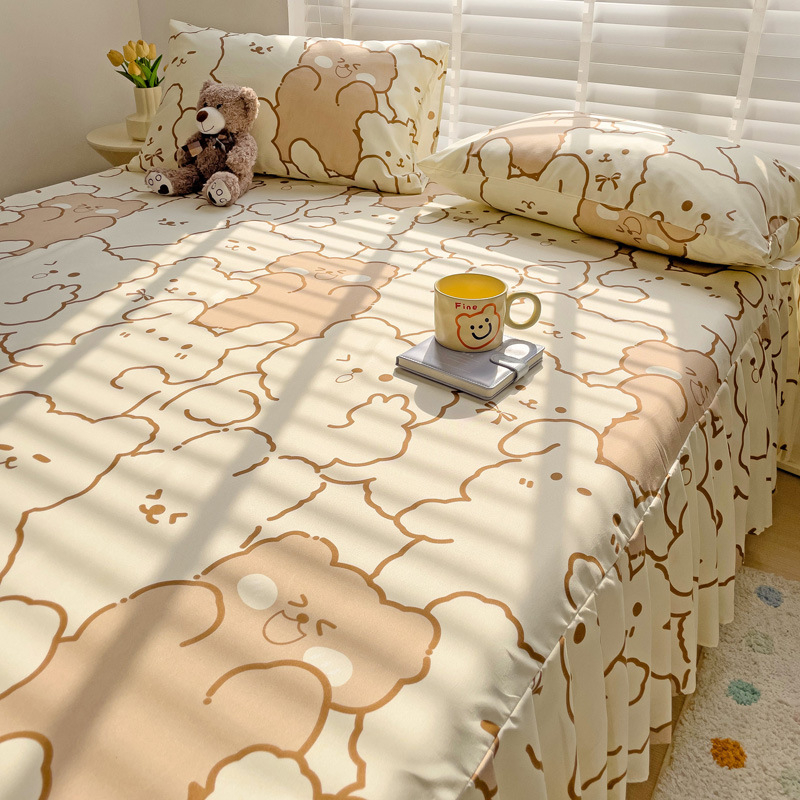 Háromrészes ágytakaró készlet: ágytakaró (szoknya), ágyneműhuzat és matracvédő, virágos mintázat, kémiai rost, sima szövés, reaktív nyomtatás és festés, modern minimalista stílus.