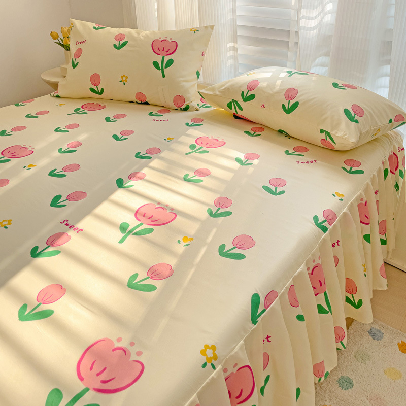 Háromrészes ágytakaró készlet: ágytakaró (szoknya), ágyneműhuzat és matracvédő, virágos mintázat, kémiai rost, sima szövés, reaktív nyomtatás és festés, modern minimalista stílus.