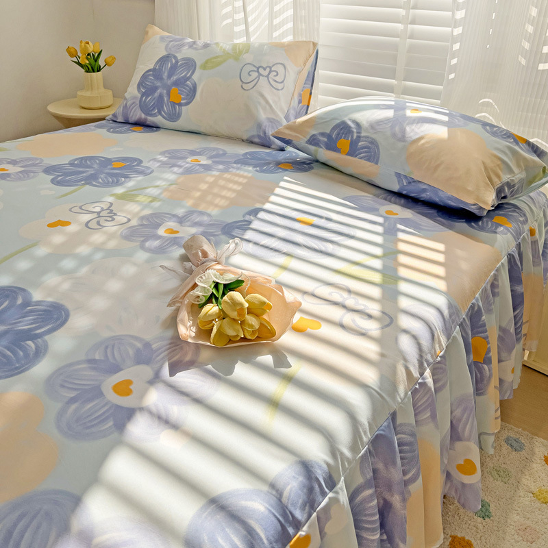 Háromrészes ágytakaró készlet: ágytakaró (szoknya), ágyneműhuzat és matracvédő, virágos mintázat, kémiai rost, sima szövés, reaktív nyomtatás és festés, modern minimalista stílus.