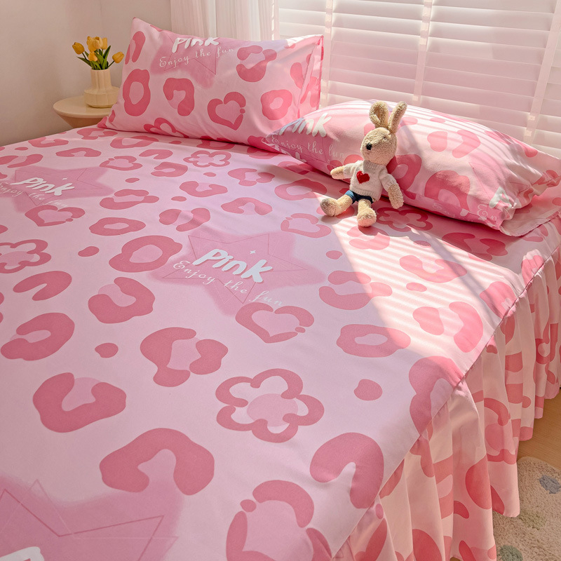 Háromrészes ágytakaró készlet: ágytakaró (szoknya), ágyneműhuzat és matracvédő, virágos mintázat, kémiai rost, sima szövés, reaktív nyomtatás és festés, modern minimalista stílus.