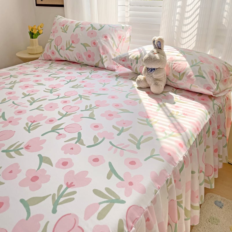 Háromrészes ágytakaró készlet: ágytakaró (szoknya), ágyneműhuzat és matracvédő, virágos mintázat, kémiai rost, sima szövés, reaktív nyomtatás és festés, modern minimalista stílus.