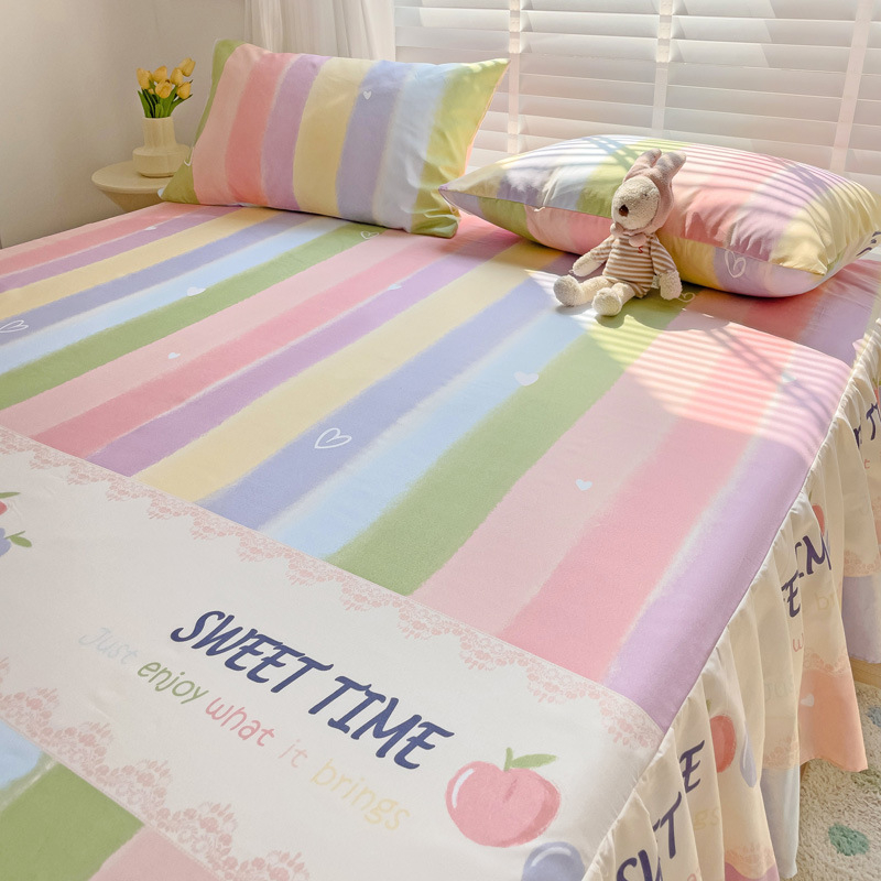 Háromrészes ágytakaró készlet: ágytakaró (szoknya), ágyneműhuzat és matracvédő, virágos mintázat, kémiai rost, sima szövés, reaktív nyomtatás és festés, modern minimalista stílus.