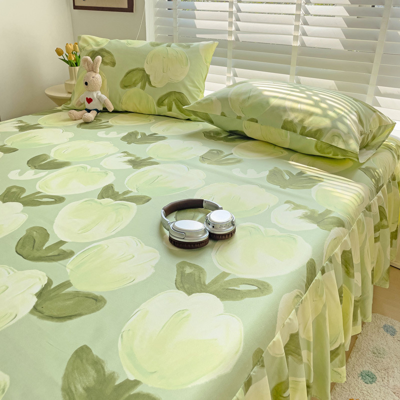 Háromrészes ágytakaró készlet: ágytakaró (szoknya), ágyneműhuzat és matracvédő, virágos mintázat, kémiai rost, sima szövés, reaktív nyomtatás és festés, modern minimalista stílus.
