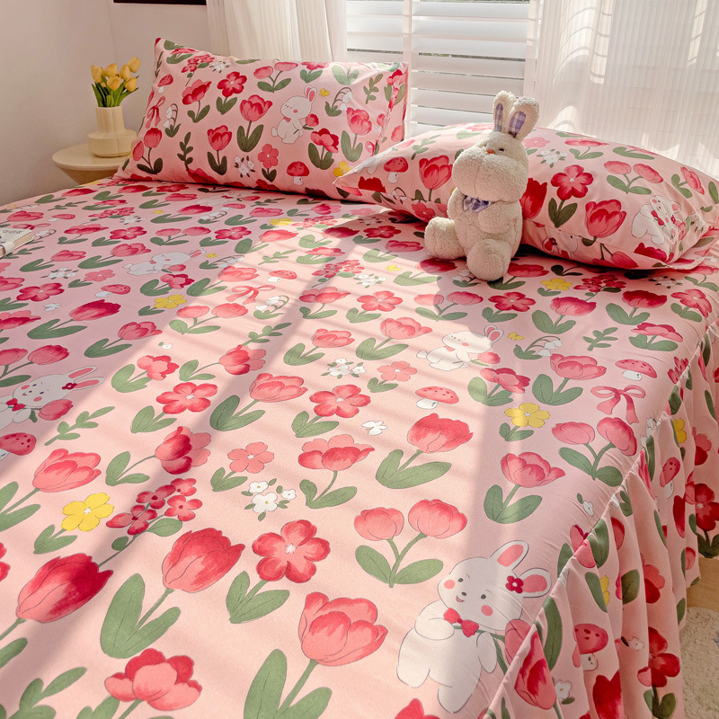 Háromrészes ágytakaró készlet: ágytakaró (szoknya), ágyneműhuzat és matracvédő, virágos mintázat, kémiai rost, sima szövés, reaktív nyomtatás és festés, modern minimalista stílus.