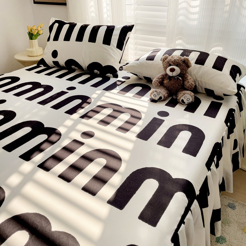 Háromrészes ágytakaró készlet: ágytakaró (szoknya), ágyneműhuzat és matracvédő, virágos mintázat, kémiai rost, sima szövés, reaktív nyomtatás és festés, modern minimalista stílus.