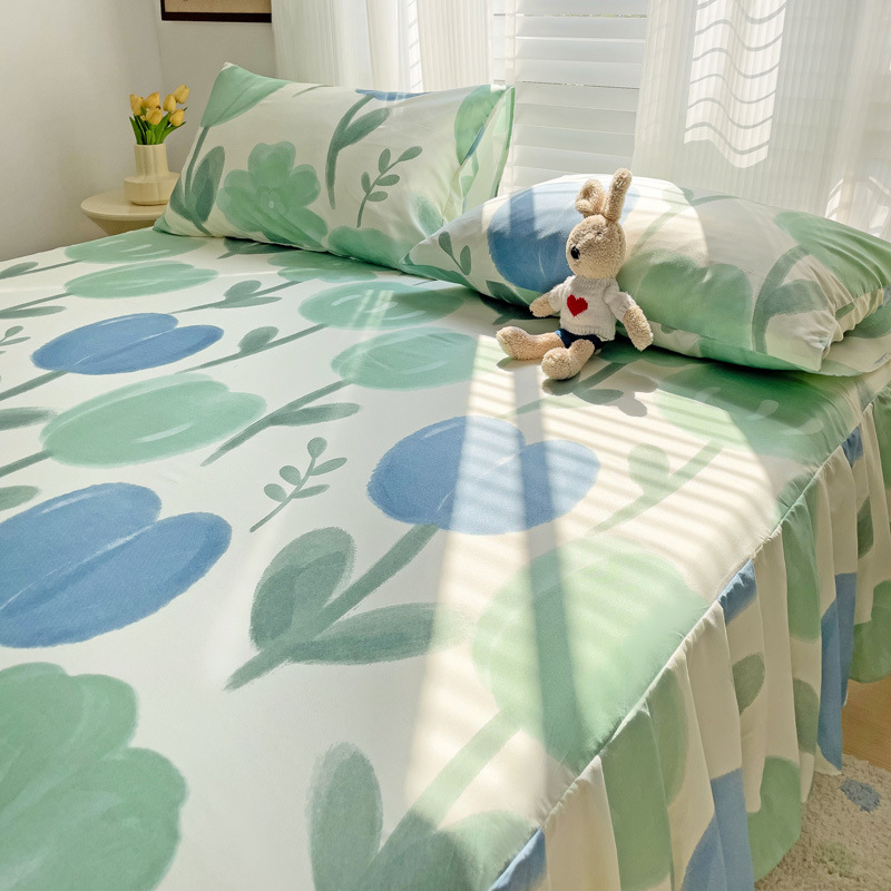 Háromrészes ágytakaró készlet: ágytakaró (szoknya), ágyneműhuzat és matracvédő, virágos mintázat, kémiai rost, sima szövés, reaktív nyomtatás és festés, modern minimalista stílus.