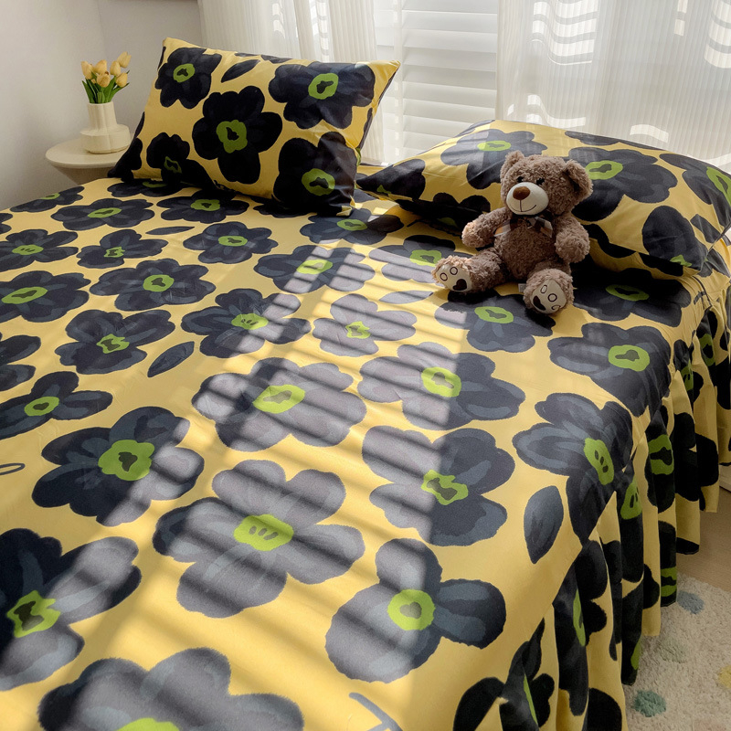 Háromrészes ágytakaró készlet: ágytakaró (szoknya), ágyneműhuzat és matracvédő, virágos mintázat, kémiai rost, sima szövés, reaktív nyomtatás és festés, modern minimalista stílus.