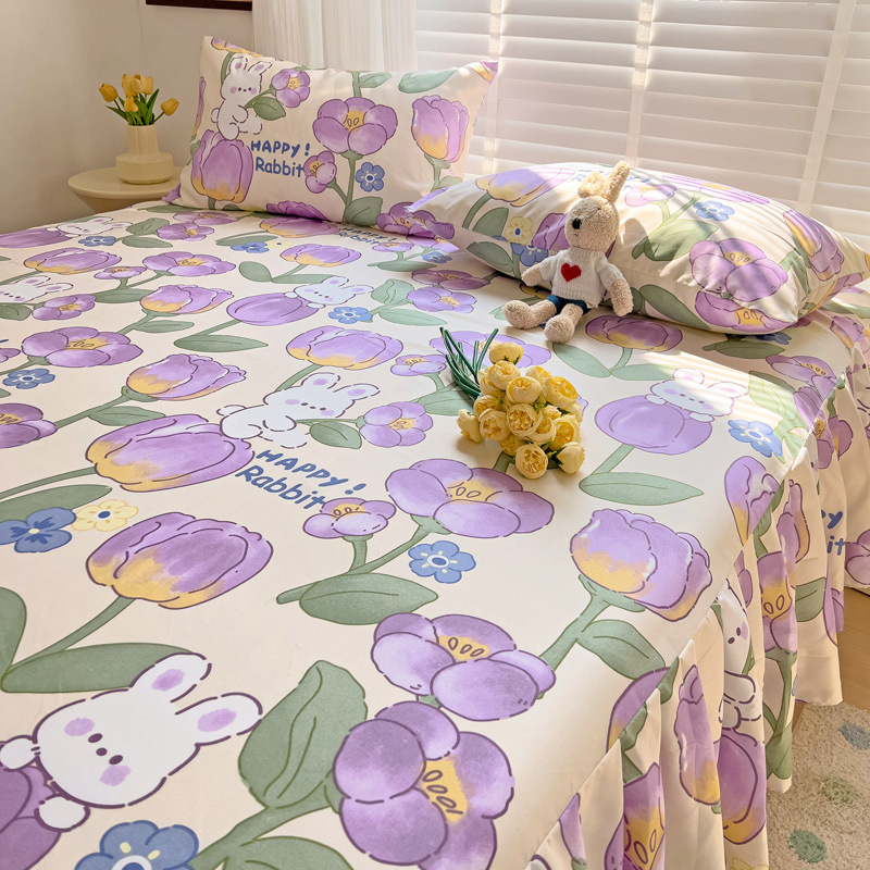 Háromrészes ágytakaró készlet: ágytakaró (szoknya), ágyneműhuzat és matracvédő, virágos mintázat, kémiai rost, sima szövés, reaktív nyomtatás és festés, modern minimalista stílus.