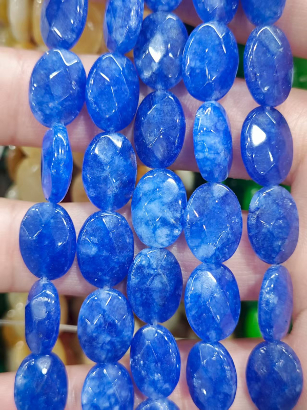 Perle: jajolike dvostruko facetirane od prirodnog ahata; Podrijetlo: Qingdao; Obrada: Drugo; Stil: Personalizirani stil