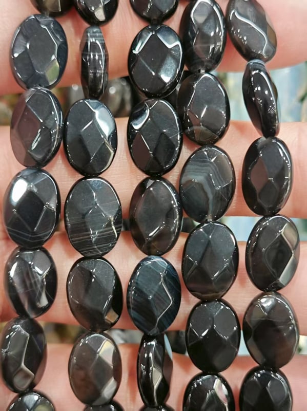 Perle: jajolike dvostruko facetirane od prirodnog ahata; Podrijetlo: Qingdao; Obrada: Drugo; Stil: Personalizirani stil