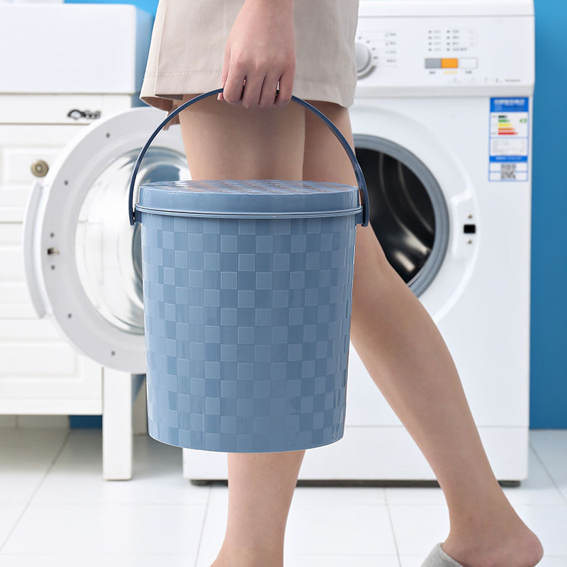 Plastist paksenenud kaasaskantav ämber käepideme ja kaanega koduseks kasutuseks, kalapüügiks, auto pesuks ja hoiustamiseks