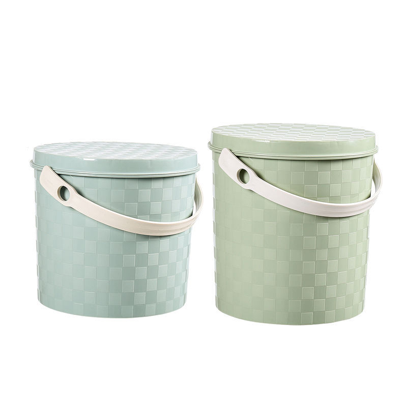 Plastist paksenenud kaasaskantav ämber käepideme ja kaanega koduseks kasutuseks, kalapüügiks, auto pesuks ja hoiustamiseks