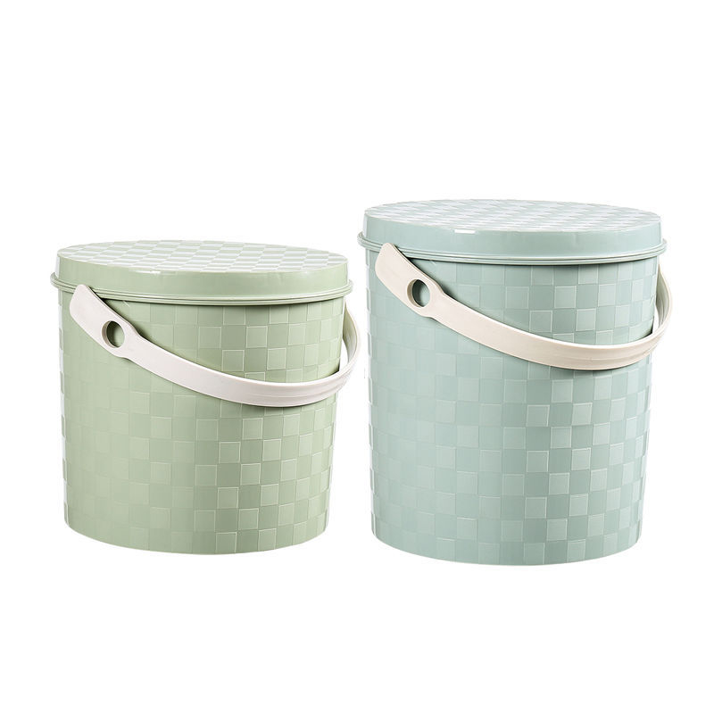 Plastist paksenenud kaasaskantav ämber käepideme ja kaanega koduseks kasutuseks, kalapüügiks, auto pesuks ja hoiustamiseks