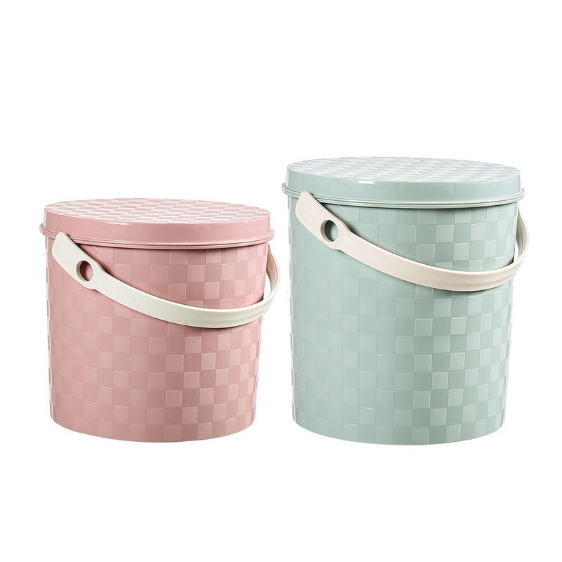 Plastist paksenenud kaasaskantav ämber käepideme ja kaanega koduseks kasutuseks, kalapüügiks, auto pesuks ja hoiustamiseks