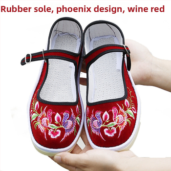 Rankų darbo audinio bateliai su etninėmis siuvinėjimo gėlėmis; apvali nosis; žemas kulnas 1–3 cm