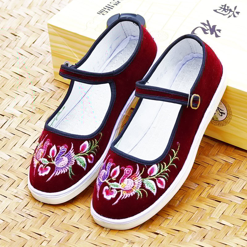 Rankų darbo audinio bateliai su etninėmis siuvinėjimo gėlėmis; apvali nosis; žemas kulnas 1–3 cm