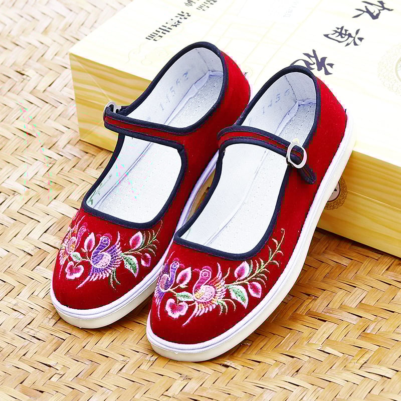 Rankų darbo audinio bateliai su etninėmis siuvinėjimo gėlėmis; apvali nosis; žemas kulnas 1–3 cm