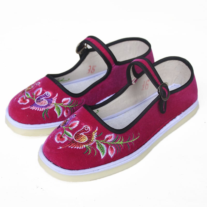 Rankų darbo audinio bateliai su etninėmis siuvinėjimo gėlėmis; apvali nosis; žemas kulnas 1–3 cm