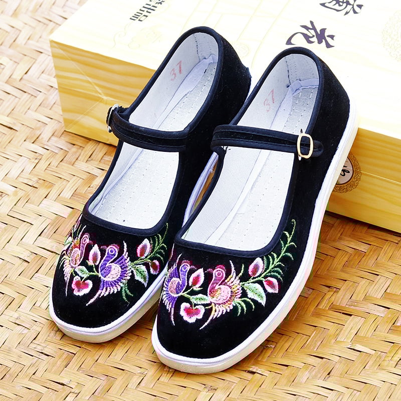 Rankų darbo audinio bateliai su etninėmis siuvinėjimo gėlėmis; apvali nosis; žemas kulnas 1–3 cm