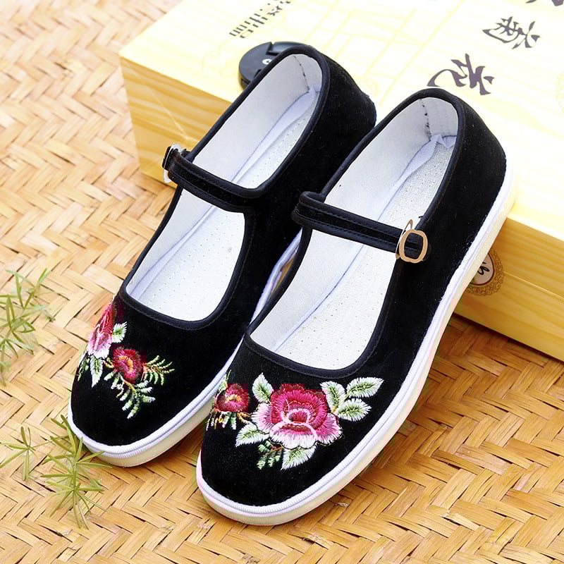 Rankų darbo audinio bateliai su etninėmis siuvinėjimo gėlėmis; apvali nosis; žemas kulnas 1–3 cm