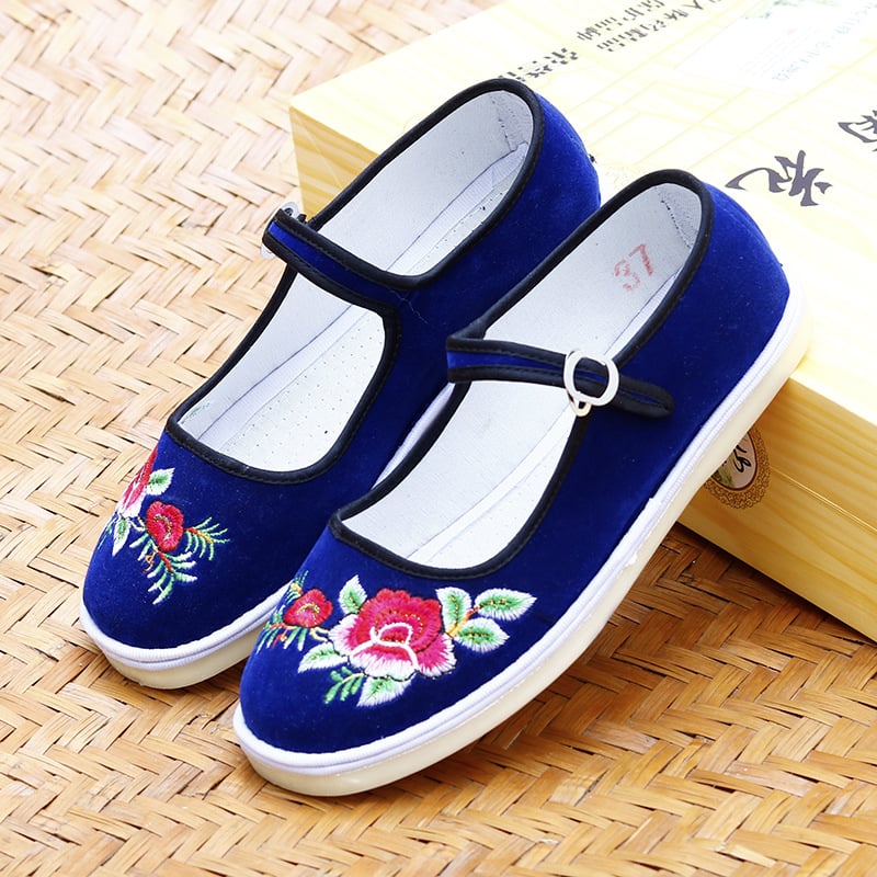 Rankų darbo audinio bateliai su etninėmis siuvinėjimo gėlėmis; apvali nosis; žemas kulnas 1–3 cm