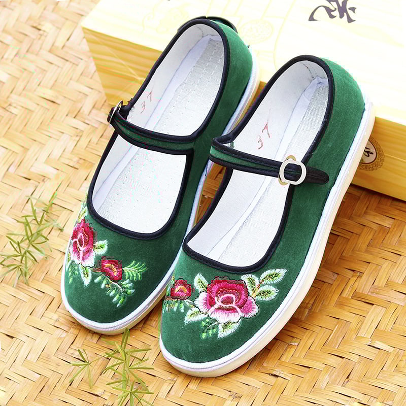 Rankų darbo audinio bateliai su etninėmis siuvinėjimo gėlėmis; apvali nosis; žemas kulnas 1–3 cm