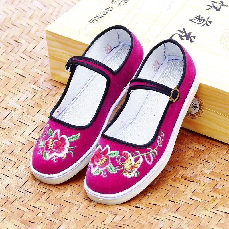 Rankų darbo audinio bateliai su etninėmis siuvinėjimo gėlėmis; apvali nosis; žemas kulnas 1–3 cm