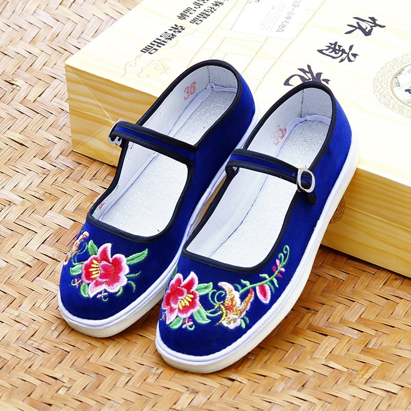 Rankų darbo audinio bateliai su etninėmis siuvinėjimo gėlėmis; apvali nosis; žemas kulnas 1–3 cm