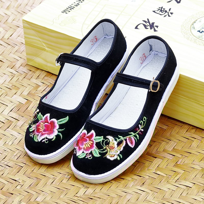 Rankų darbo audinio bateliai su etninėmis siuvinėjimo gėlėmis; apvali nosis; žemas kulnas 1–3 cm