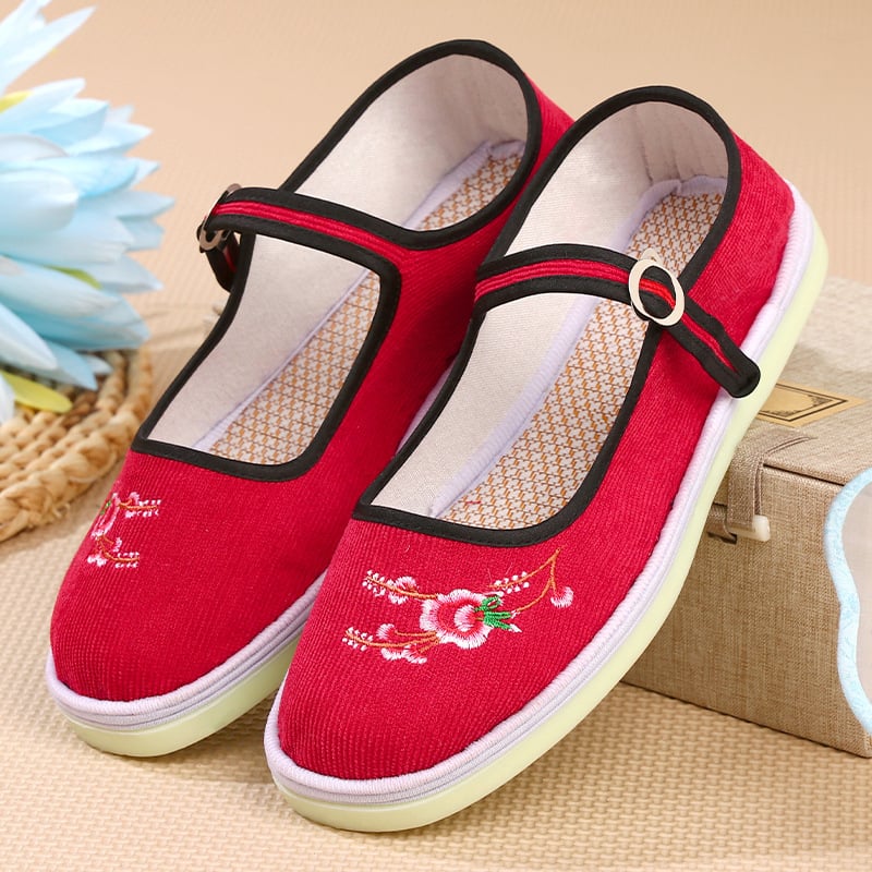 Rankų darbo audinio bateliai su etninėmis siuvinėjimo gėlėmis; apvali nosis; žemas kulnas 1–3 cm