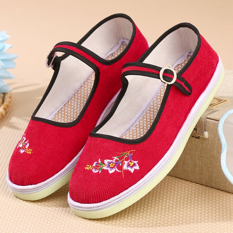 Rankų darbo audinio bateliai su etninėmis siuvinėjimo gėlėmis; apvali nosis; žemas kulnas 1–3 cm