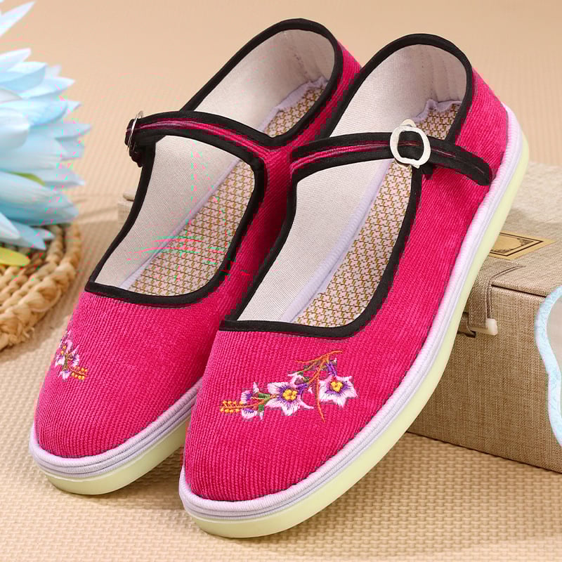 Rankų darbo audinio bateliai su etninėmis siuvinėjimo gėlėmis; apvali nosis; žemas kulnas 1–3 cm