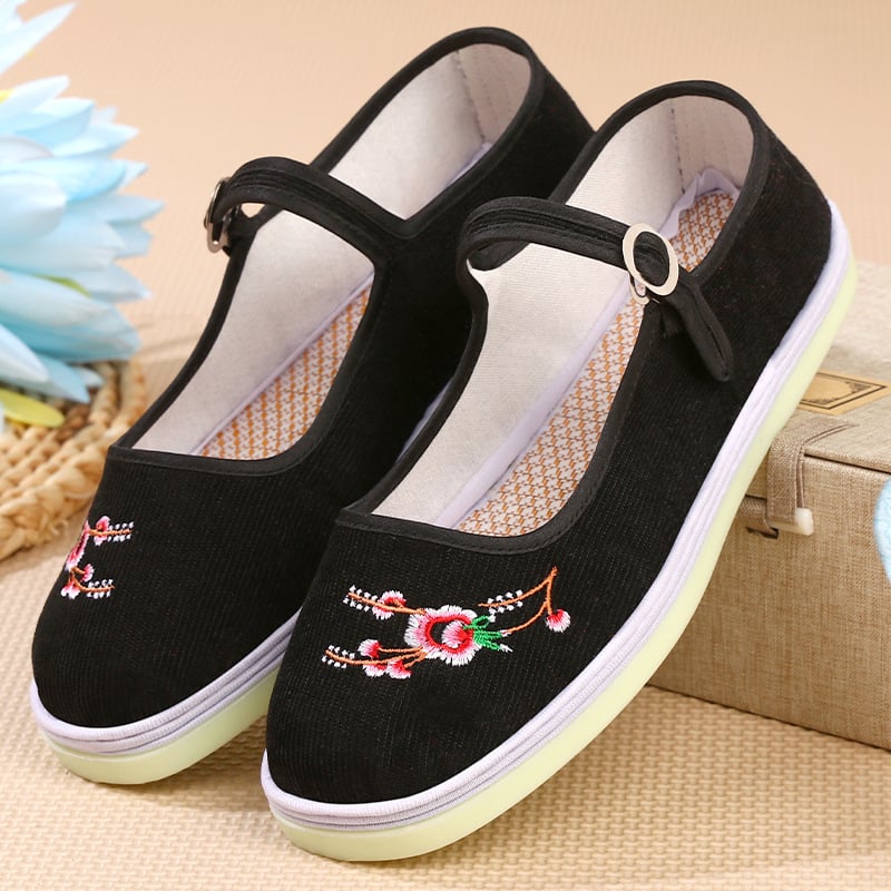 Rankų darbo audinio bateliai su etninėmis siuvinėjimo gėlėmis; apvali nosis; žemas kulnas 1–3 cm