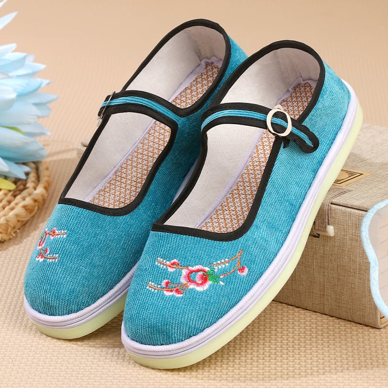 Rankų darbo audinio bateliai su etninėmis siuvinėjimo gėlėmis; apvali nosis; žemas kulnas 1–3 cm