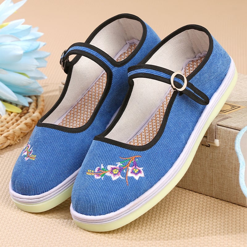 Rankų darbo audinio bateliai su etninėmis siuvinėjimo gėlėmis; apvali nosis; žemas kulnas 1–3 cm