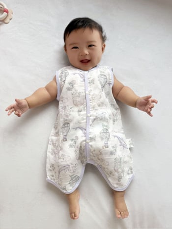 Vaikų miego maišelis iš bambuko pluošto; lengvas vasaros modelis; trilypė konstrukcija (audinys, pamušalas, užpildas) iš bambuko pluošto; nailoninis užtrauktukas; drėgmės valdymas; tinkamas kūdikiams ir vaikams (0–6 m.)