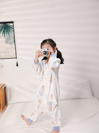 Vaikų miego maišelis iš bambuko pluošto; lengvas vasaros modelis; trilypė konstrukcija (audinys, pamušalas, užpildas) iš bambuko pluošto; nailoninis užtrauktukas; drėgmės valdymas; tinkamas kūdikiams ir vaikams (0–6 m.)