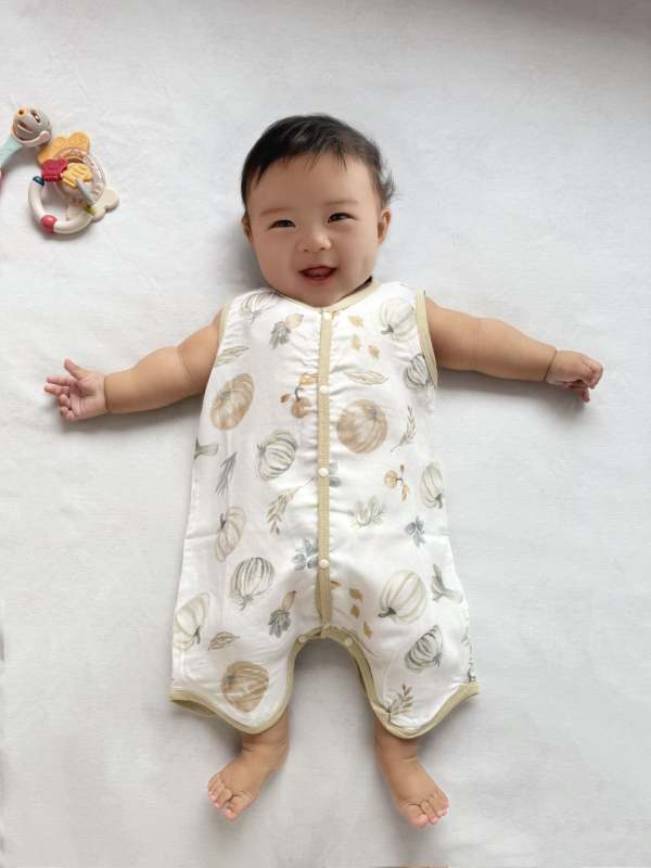 Vaikų miego maišelis iš bambuko pluošto; lengvas vasaros modelis; trilypė konstrukcija (audinys, pamušalas, užpildas) iš bambuko pluošto; nailoninis užtrauktukas; drėgmės valdymas; tinkamas kūdikiams ir vaikams (0–6 m.)