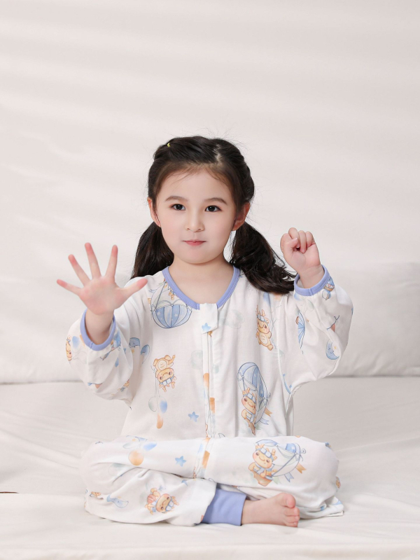 Vaikų miego maišelis iš bambuko pluošto; lengvas vasaros modelis; trilypė konstrukcija (audinys, pamušalas, užpildas) iš bambuko pluošto; nailoninis užtrauktukas; drėgmės valdymas; tinkamas kūdikiams ir vaikams (0–6 m.)