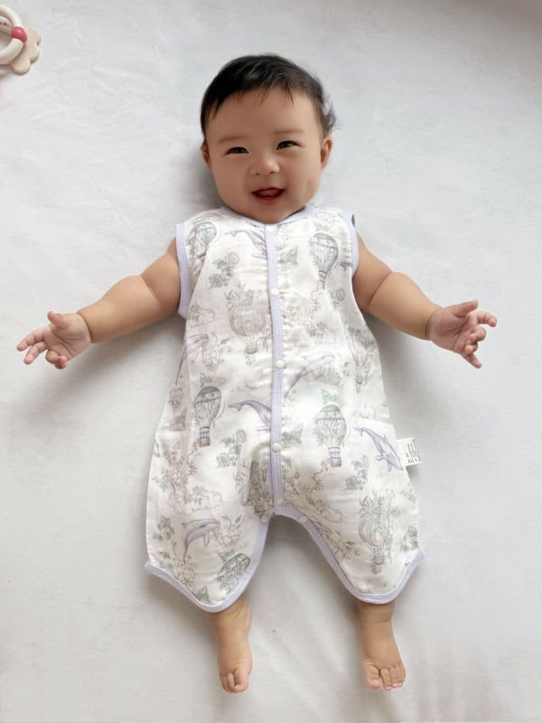 Vaikų miego maišelis iš bambuko pluošto; lengvas vasaros modelis; trilypė konstrukcija (audinys, pamušalas, užpildas) iš bambuko pluošto; nailoninis užtrauktukas; drėgmės valdymas; tinkamas kūdikiams ir vaikams (0–6 m.)