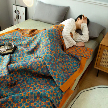 Kolm kihti marlise džakardist tek voodile, 100% puuvillane; reaktiivne trükkimine ja värvimine; kaal 1.05–1.50 kg; muster taimed ja lilled