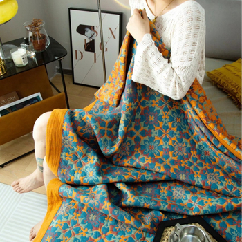 Kolm kihti marlise džakardist tek voodile, 100% puuvillane; reaktiivne trükkimine ja värvimine; kaal 1.05–1.50 kg; muster taimed ja lilled