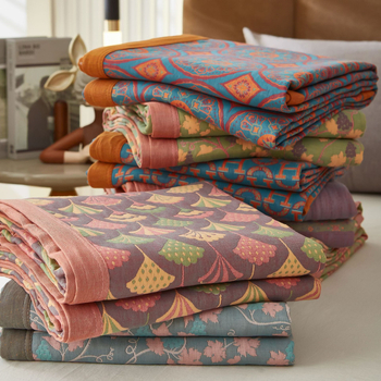 Kolm kihti marlise džakardist tek voodile, 100% puuvillane; reaktiivne trükkimine ja värvimine; kaal 1.05–1.50 kg; muster taimed ja lilled